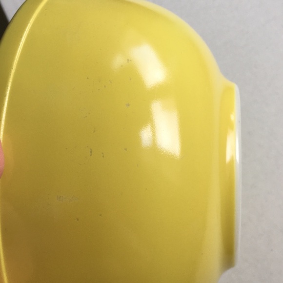 Vintage PYREX Primary Yellow Large Mixing Bowl - Picture 2 of 9